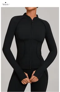Détails de la veste de yoga noire avec col zippé et poignets à passe-pouce