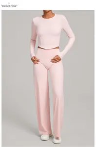 Détail du haut rose ballet à manches longues et ourlet en V avec pantalon large taille haute