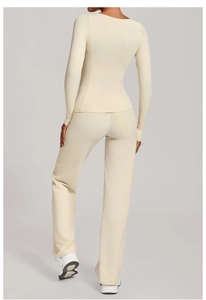 Rückansicht des cremeweißen Yoga-Sets mit Langarmshirt und weiter Sporthose