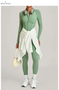 Vue détaillée du body de yoga vert haricot à manches longues avec fermeture éclair et coutures