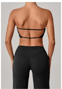 Vista posteriore del top sportivo nero senza schiena e dei leggings yoga a compressione