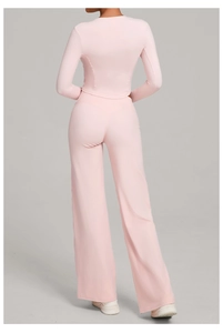 Détail de l'ensemble de yoga rose avec haut cintré et legging évasé ajusté