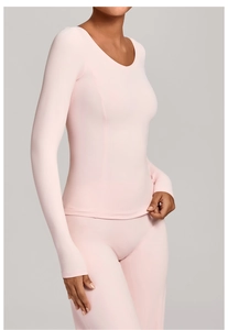 Détail du haut et pantalon de yoga rose montrant la texture du tissu en maille