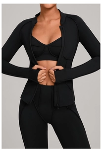 Détail de l'ensemble de yoga noir avec veste à col montant et fentes pour les pouces aux poignets