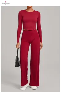 Détail de l'ensemble de yoga rouge rubis avec haut à manches longues et pantalon large