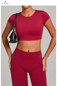 Dettaglio del crop top fitness con schiena scoperta e leggings a vita alta rosso rubino