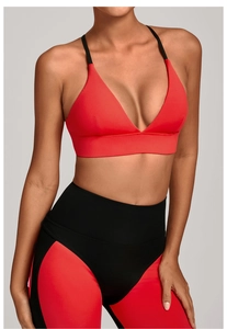 Detailansicht des zweiteiligen Sportsets mit rotem V-BH und High-Waist-Patchwork-Leggings