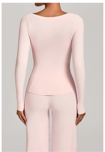 Vue arrière du haut de yoga rose à manches longues et pantalon large montrant la coupe