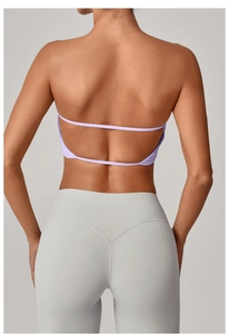 Dettaglio del design incrociato sulla schiena del top sportivo lilla e leggings