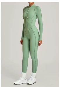 Détail de la combinaison de yoga vert menthe avec col montant zippé et coutures structurées