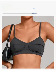 Détail de la brassière de yoga grise avec fines bretelles et coutures en forme de U