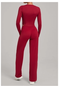 Vue détaillée de l'ensemble de yoga bordeaux avec haut ajusté et pantalon taille haute