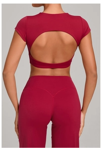 Dettaglio del top da yoga bordeaux senza schienale e leggings fitness con taglio a V