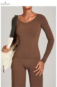 Détail de l'ensemble de yoga marron foncé avec haut col V et legging