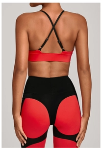 Detailansicht des Sport-BHs mit überkreuztem Rücken und zweifarbiger Fitness-Leggings