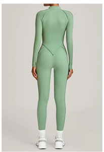 Détail du body de yoga vert sauge avec couture en V au dos pour un effet galbant