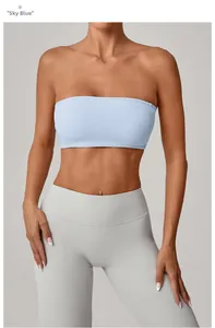 Dettaglio del top a fascia sportivo blu cielo in tessuto liscio ed elasticizzato