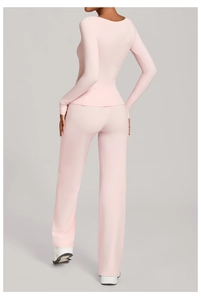 Rückansicht des babyrosa Yoga-Sets mit schmal geschnittenem Langarmshirt und hoher Hose