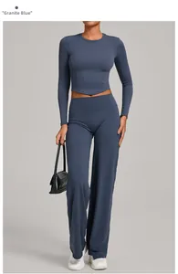 Détail de l'ensemble de yoga bleu granit avec haut court à manches longues et pantalon large