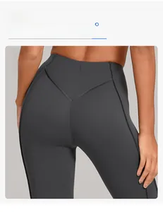 Vue détaillée du legging de yoga gris à taille haute avec couture en V pour l'effet galbant