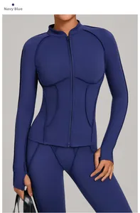 Détail de la veste de yoga bleu marine avec passe-pouces et col montant ajusté