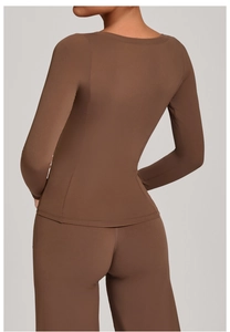 Vue arrière du haut de sport marron à col en V en tissu élastique ajusté