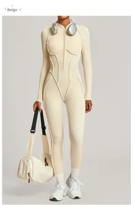 Détail d'un body de sport beige à manches longues avec coutures athlétiques et zip