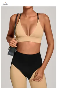 Detail von hautfarbenem Sport-BH und farblich abgesetzten Fitness-Leggings am Modell