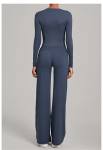 Détail du pantalon de yoga taille haute avec couture en V pour un effet sculptant