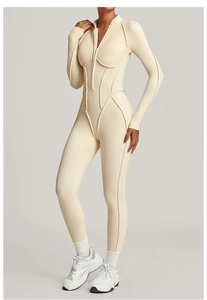 Détail du body de yoga crème avec coutures structurées et col montant zippé moderne