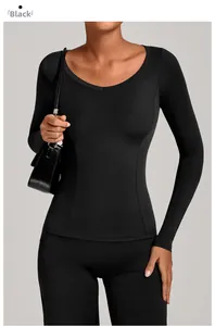 Détail du haut de yoga noir à manches longues avec tissu mat hautement élastique