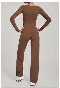 Rückansicht braunes Yoga-Set mit langärmligem Oberteil und High-Waist-Hose mit weitem Bein
