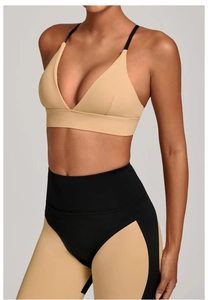 Detailansicht von Sport-BH und Leggings mit Kontrastnähten und Trägern