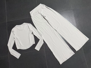 Ensemble de yoga blanc deux pièces avec haut à manches longues et pantalon large