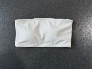 Dettaglio reggiseno sportivo bianco senza cuciture con orlo rinforzato e imbottiture