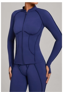 Détail de la veste de yoga ajustée avec col montant et coutures ergonomiques galbantes