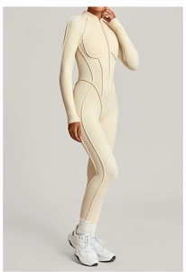 Détail de la combinaison de yoga crème à haute élasticité avec coutures et fermeture éclair