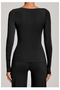 Veste de yoga noire ajustée montrant les détails du dos en tissu mat haute élasticité