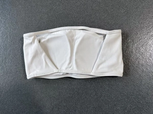 Vista dettagliata dell'interno di un reggiseno sportivo bianco senza spalline con imbottitura