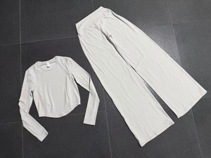 Détail de l'ensemble haut à manches longues et pantalon de yoga large en gris clair
