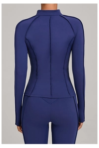 Détail de la veste de yoga bleu marine avec col montant et coutures structurantes