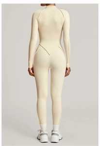 Détail du dos d'un body de sport crème à manches longues avec coutures sculptantes