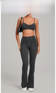 Détail de l'ensemble de yoga gris anthracite avec brassière et pantalon évasé