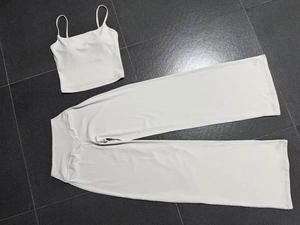 Detail of high-waist yoga set featuring a unique V-shaped waistband design in white knit