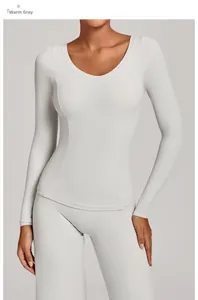 Détail de l'ensemble de yoga gris pierre chaude avec haut à manches longues extensible