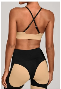 Rückansicht des beigen Sport-BHs mit Trägern und hoch taillierten Fitness-Leggings
