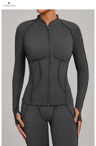 Détail de la veste de yoga gris anthracite avec passe-pouces et coutures ajustées