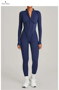 Détail d'un body bleu marine avec col montant à demi-zip et passants pour les pouces