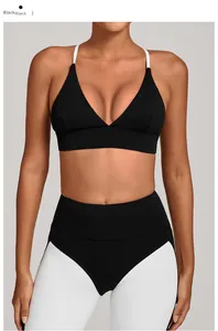 Detailansicht des hochelastischen schwarzen Yoga-Sets mit V-Ausschnitt Sport-BH und Leggings