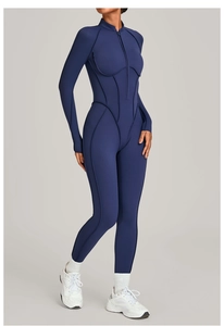 Vue détaillée du body à manches longues bleu marine avec demi-zip et coutures de forme